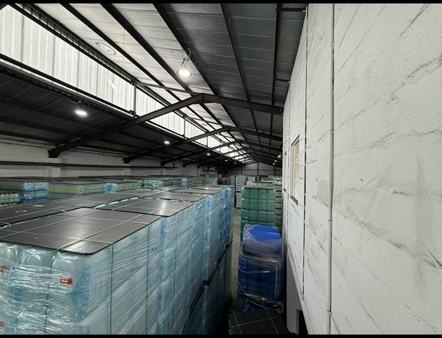 2,330M² WAREHOUSE TO LET IN RETREAT